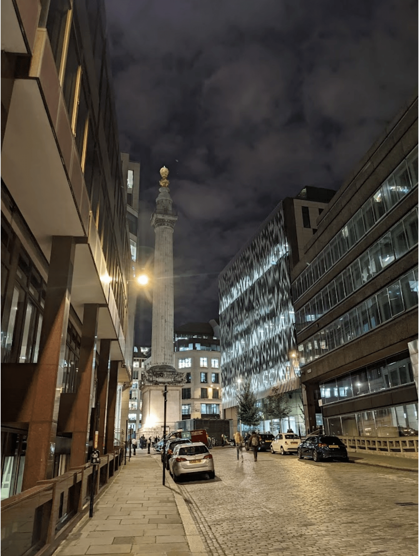 Street scene showing Monument